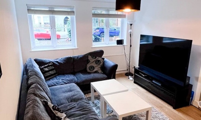 Twickenham Riverside Casa | Charming 2BD in Twickenham Large Private Garden