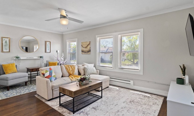 Milwaukee Apartamento | Charming 2BD W/ Parking 15 Mins from Downtown