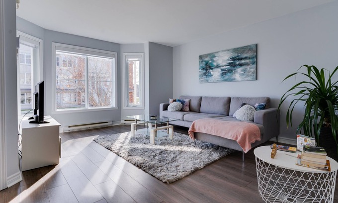 Longueuil Condominio | Charming 2BDR APT Close to DT MTL with FREE PARKING - All Inclusive Monthly Stay