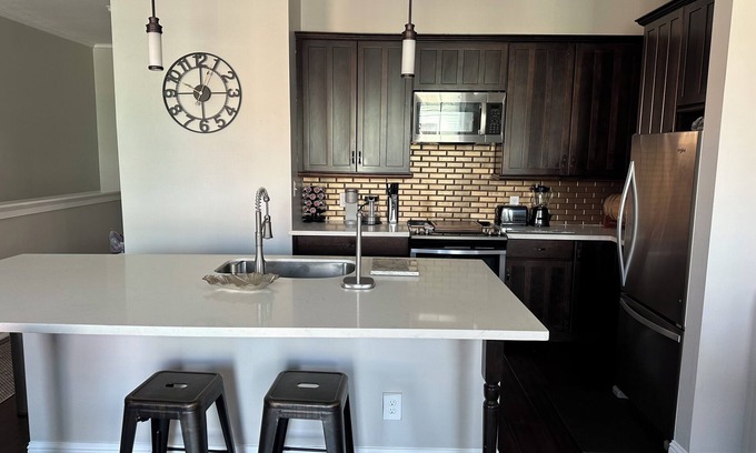 Galveston Condominio | Charming 2bed, 2bath condo on The Strand, Galveston with WiFi, AC, garage