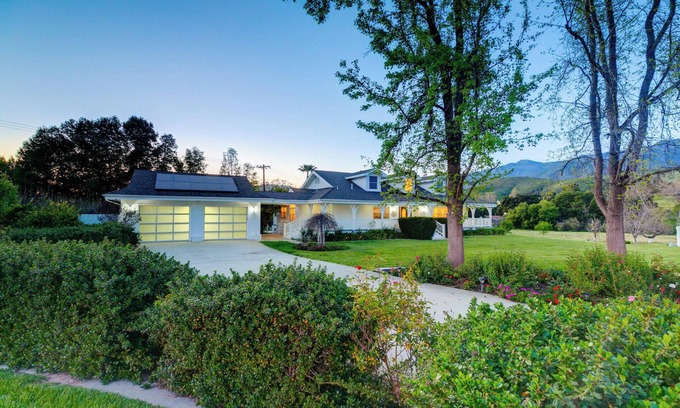 Ojai Otro | Charming 2bedroom Farmhouse in tranquil Ojai with views of the Sacred Topa Topas