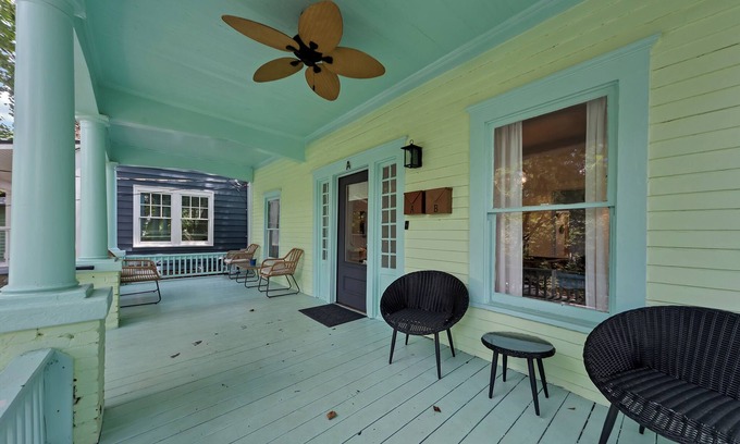 Inman Park Apartamento | Charming 2BR/2BA lower-level unit in a classic Inman Park duplex. Features full kitchen, cozy living area with fireplace, Southern-style front porch, clawfoot tub, in-unit laundry, and dedicated parking. Walkable to dining and MARTA.