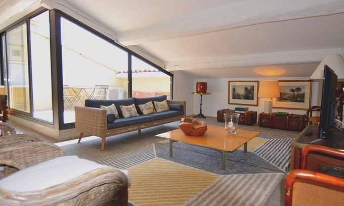 Meze Apartamento | Para vivir felizmente, vive escondido en este apartamento de encanto cerca del Parque del Castillo