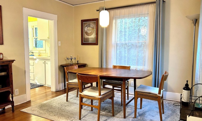 Silver Lake Apartamento | Encantador 2BR Cape-style en Silver Lake con Sun Porch y vistas