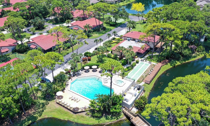 Sarasota Villa | Charming 2BR Close to Siesta Pool & Tennis Resort-style Community