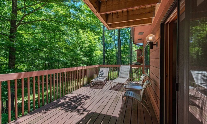 Baileys Harbor Condominio | Charming 2BR Condo with Lake View & Indoor Pool at The Rushes
