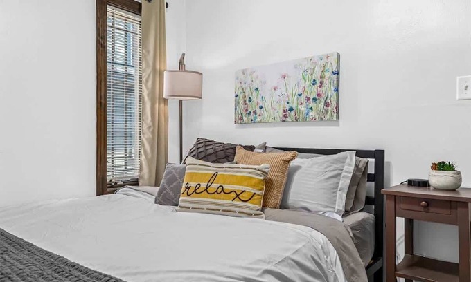 Royal Oak Apartamento | Charming 2BR Flat | Walk to Downtown Royal Oak