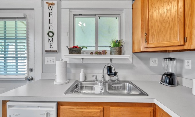 New Albany Casa | Charming 2br Hot Tub Getaway 2 Bedroom Home