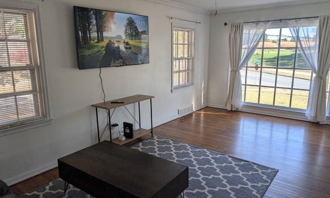 Des Moines Casa | Charming 2BR house in central Des Moines with AC & WiFi - easy access to I235!