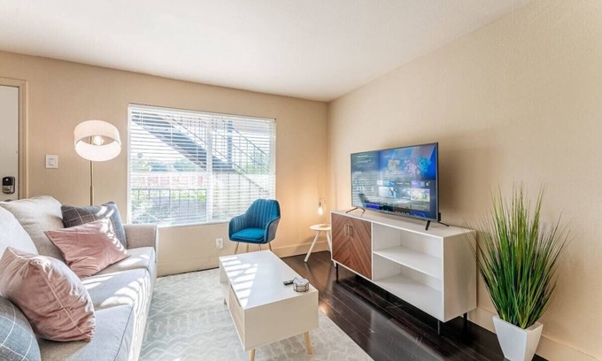 East Riverside - Oltorf Apartamento | Charming 2BR king beds suite next to Downtown