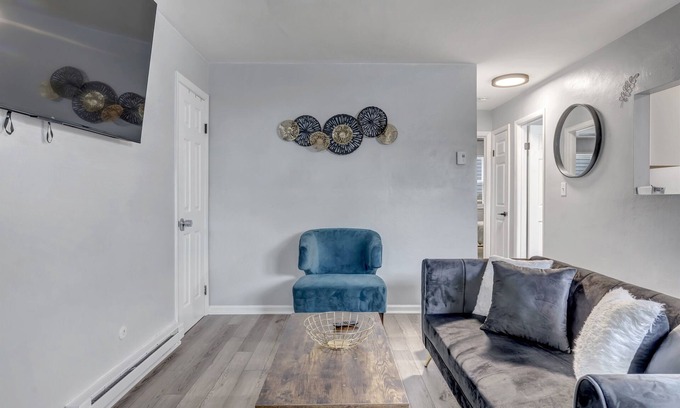 Bayview Condominio | Charming 2BR Norfolk Home 2 blocks from Beach