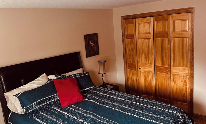 Summit Hill Apartamento | Charming 2BR Retreat in Saint Paul’s Premier Neighborhood – Walkable & Serene