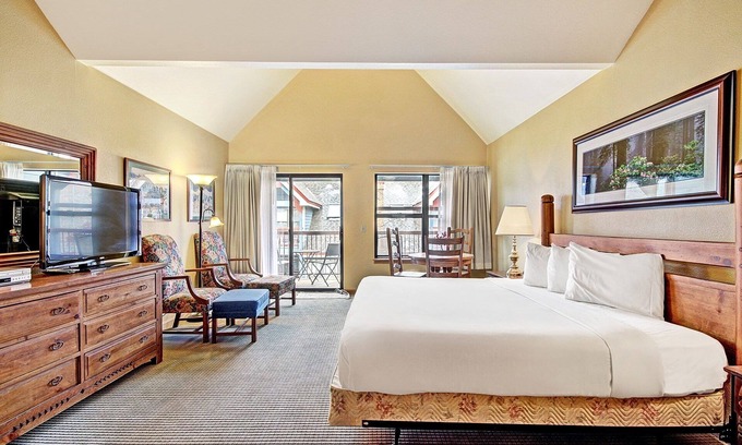 Historic District Condominio | Charming 2br Steps To Snow-capped Adventures + Main St 2 Bedroom Condo by RedAwning