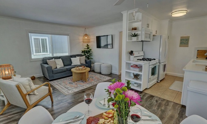 West Newport Apartamento | Charming 2BR w/Balcony, BBQ & Outdoor Dining