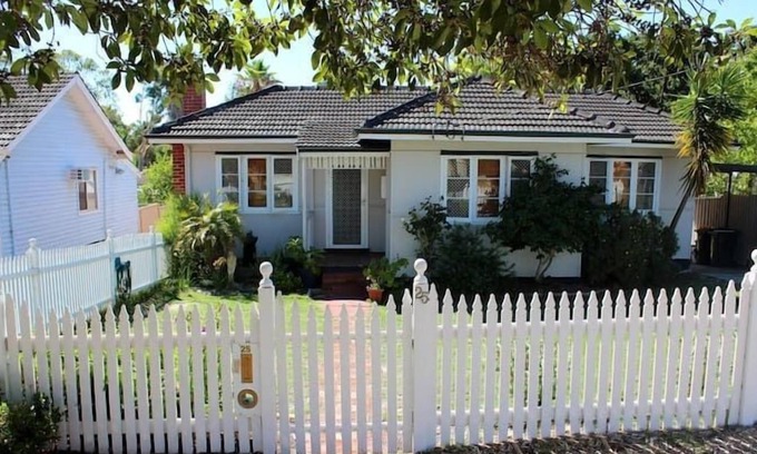 East Victoria Park Cabaña | Charming 3 bedroom Cottage close to Perth CBD, Perth Airport and Curtin Uni