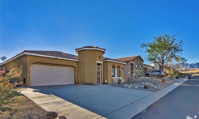 Desert Hot Springs Casa | Charming 3-bedrm house 2 1/2 bath 2 car garage in Desert gated community.