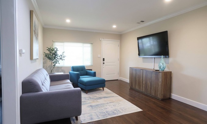 Los Angeles Casa | Charming 3-bd home in lovely LA near LAX, DTLA, SoFi, Intuit, Beaches, Dignity