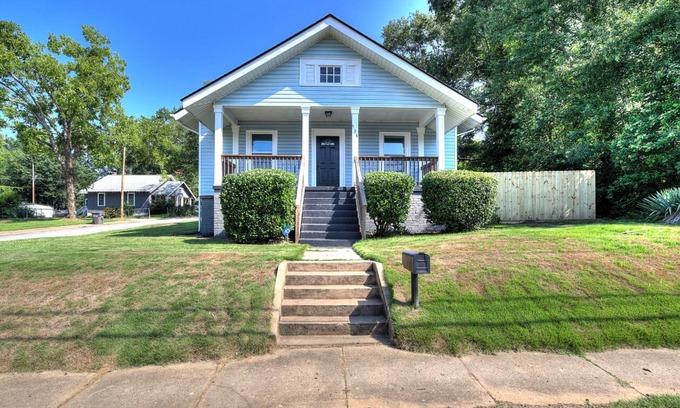 Spartanburg Casa | Charming 3 bdrm, 2 ba house with fence centrally located to everything, I85, I26