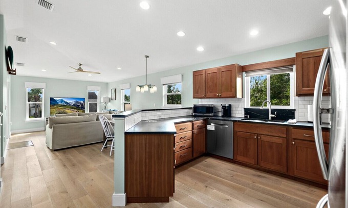 Marineland Acres Casa | Charming 3-Bed 2.5-Bath Secluded Oasis Just 1 Block from the Beach + Open-Air & Screened Deck