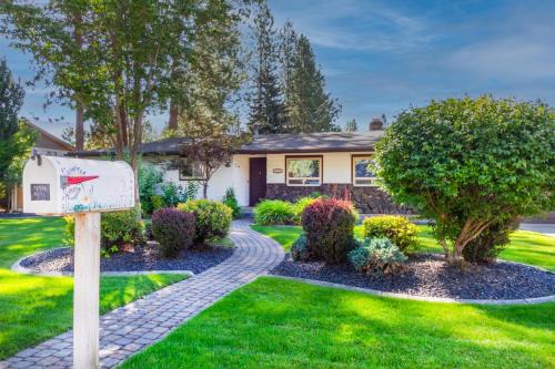 Spokane Valley Casa | Charming 3 Bed 2 and a half Bath Family Oasis - Pool BBQ Fire Pit