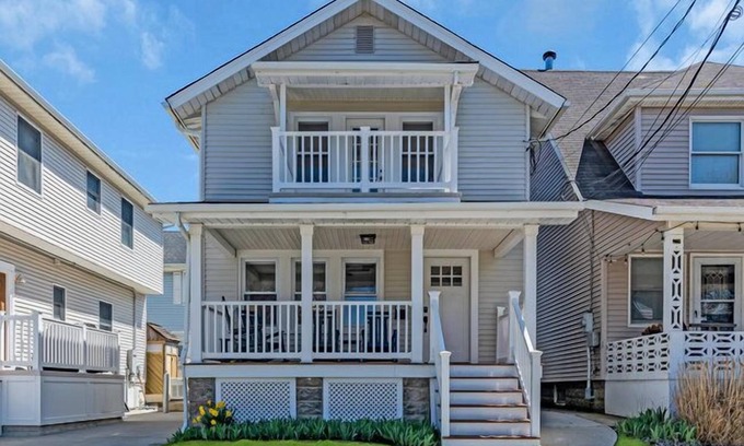 Wall Casa | Charming 3 BED, 2 BATH shorehouse only 8 houses to beach , boardwalk & eateries!
