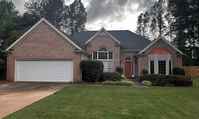 Mableton Casa | Charming 3-bed, 2-bath house in Mableton with Wi-Fi, seasonal pool, firepit