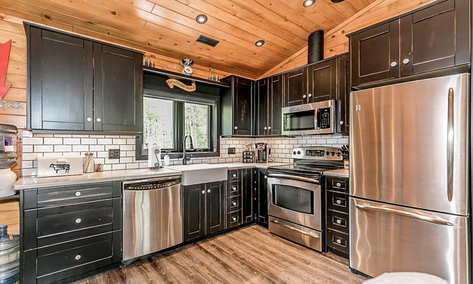 Georgian Bay Cabaña | Charming 3 bed, 3 bath log cabin on Six Mile Lake. Stunning Muskoka room!