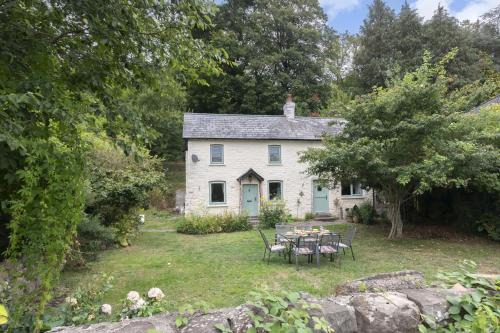 Crickhowell Casa | Charming 3-Bed Cottage by the River Usk
