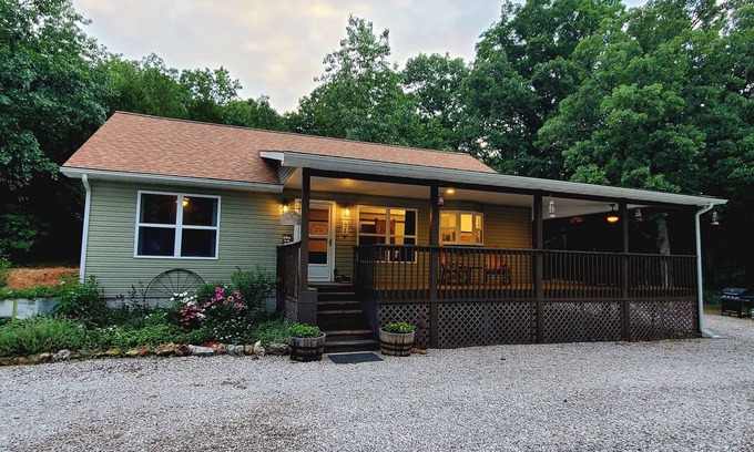 Eldon Cabaña | Charming 3-BED Cottage- WiFi & Fishing Pond in Eldon, MO -15 MIN to Bagnell Dam!