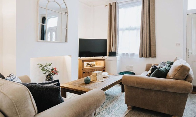 St Helens Casa | Charming 3 Bed Home | Central | Netflix | Games | Garden