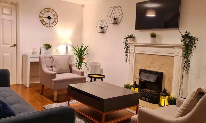 Eltham West Casa | Charming 3-Bed House in London with Jacuzzi