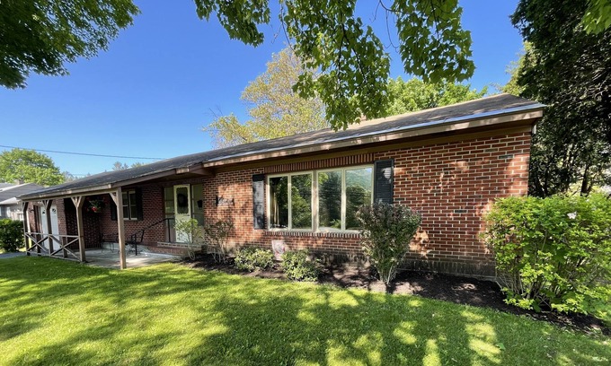 Lee Casa | Charming 3 bed in the HEART of the BERKSHIRES! Walk to town! Ski retreat!