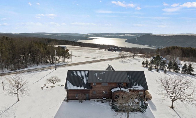 Dundee Chalet De Esquí | Charming 3-bed lakeside chalet with AC and WiFi along beautiful Keuka Lake, NY