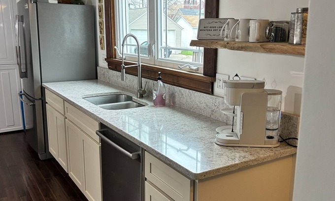 Painesville Casa | Charming 3-bedroom house with WiFi and AC in Fairport Harbor