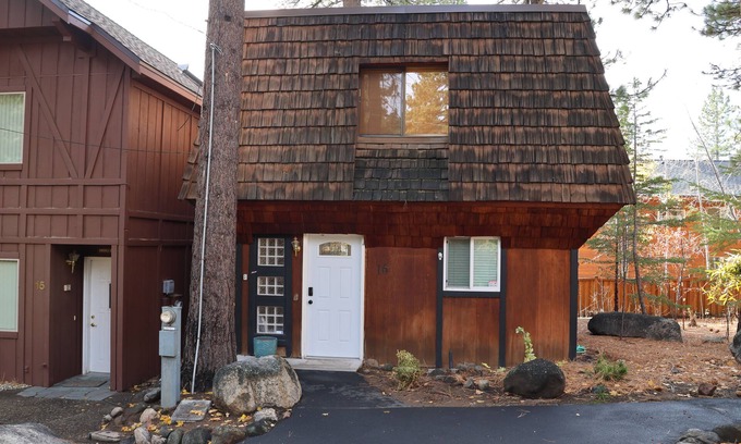 Incline Village Cabina | Charming 3 Bedroom Cabin in Incline Village w/Hot Tub