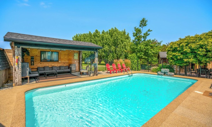 Port Weller Casa | Charming 3-Bedroom Orchard Retreat with Private Pool & Sauna | Sleeps 7