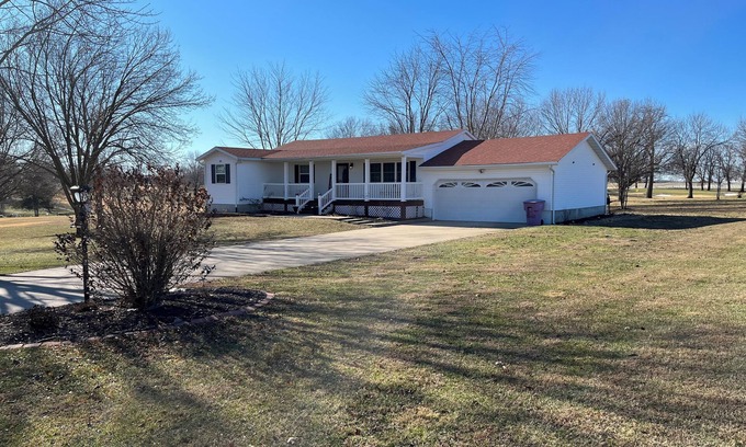 Tebbetts Casa | Charming 3-bedroom house with WiFi and AC in nice New Bloomfield MO.