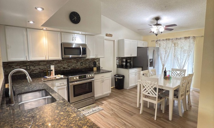 Tarpon Springs Casa | Charming 3-bedroom house with WiFi, AC in enjoyable Tarpon Springs sleeps 6