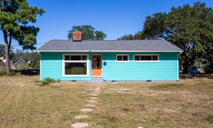 Northeast Virginia Beach Cabaña | Charming 3 bedroom cottage in beautiful VB with Deepwater access, New dock