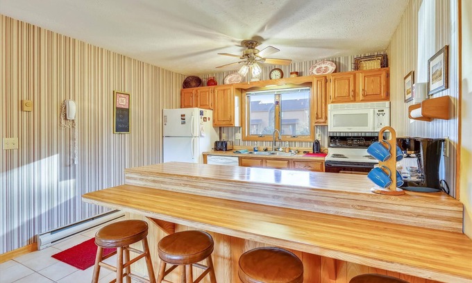 Davis Condominio | Charming 3 bedroom mountain condo. Discover Honey Hollow!