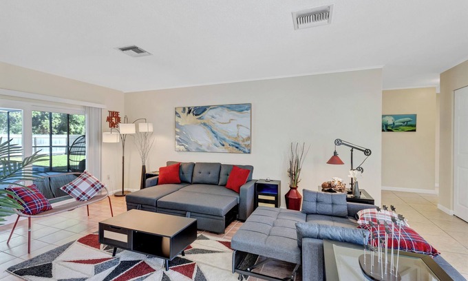 Springs at Kings Bay Casa | Charming 3-bedroom house with Heated pool/3 mins Sister Spring