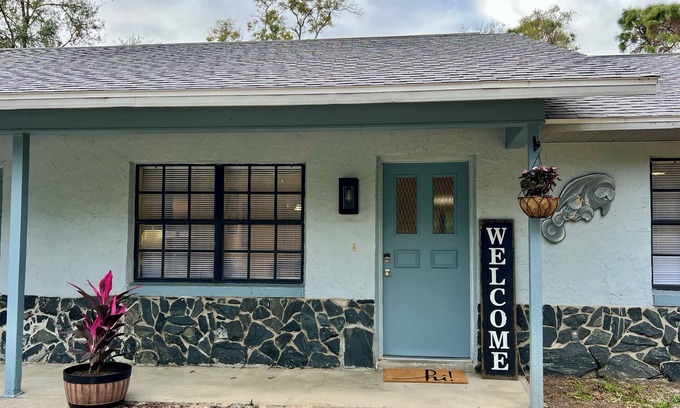 Crystal River Casa | Charming 3-bedroom house, sleeps 8, minutes from Three Sisters in Crystal River