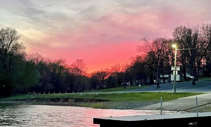 Gilbertsville Casa | Charming 3 bedroom lake front house in Gilbertsville with WiFi and AC