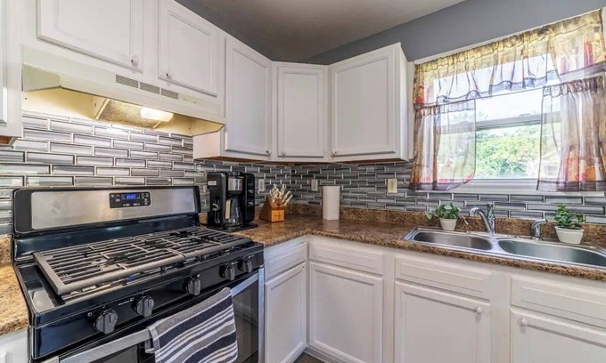 Michigan City Casa | Charming 3-bedroom house in Michigan City, Minutes to Beach