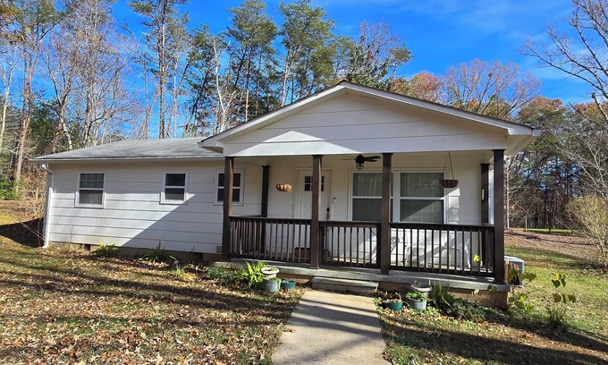 Mineral Bluff Cabaña | Charming 3-bedroom pet-friendly cottage surrounded by the Blue Ridge Mountains.