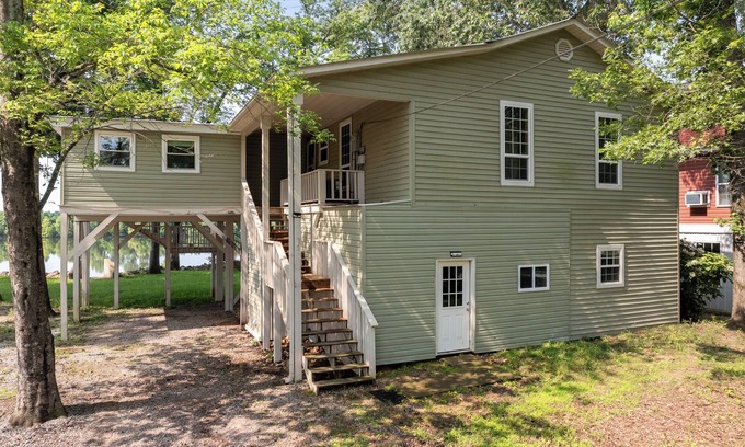 Morris Chapel Cabina | Charming 3-bedroom Tennessee River cabin with WiFi, AC & dock near Savannah, TN