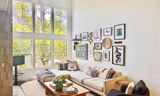 Newport Coast Condominio | Charming 3-bedroom condo in Newport Coast, renovated by a top designer in 2023.