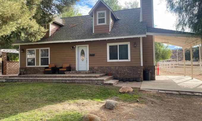 Canyon Country Casa | Charming 3-Bedroom Newly Remodeled Guest House on Equestrian Ranch