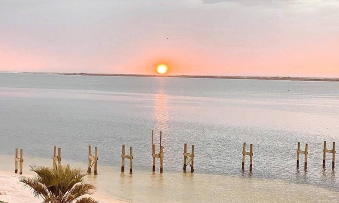 Ono Island Condominio | Charming 3-bedroom 1st floor condo on private beachfront in delightful Pensacola