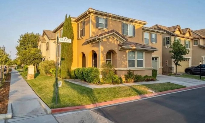 Lathrop Casa | Charming 3-bedroom 2.5-bath House in pleasant Mossdale Community of Lathrop, CA.